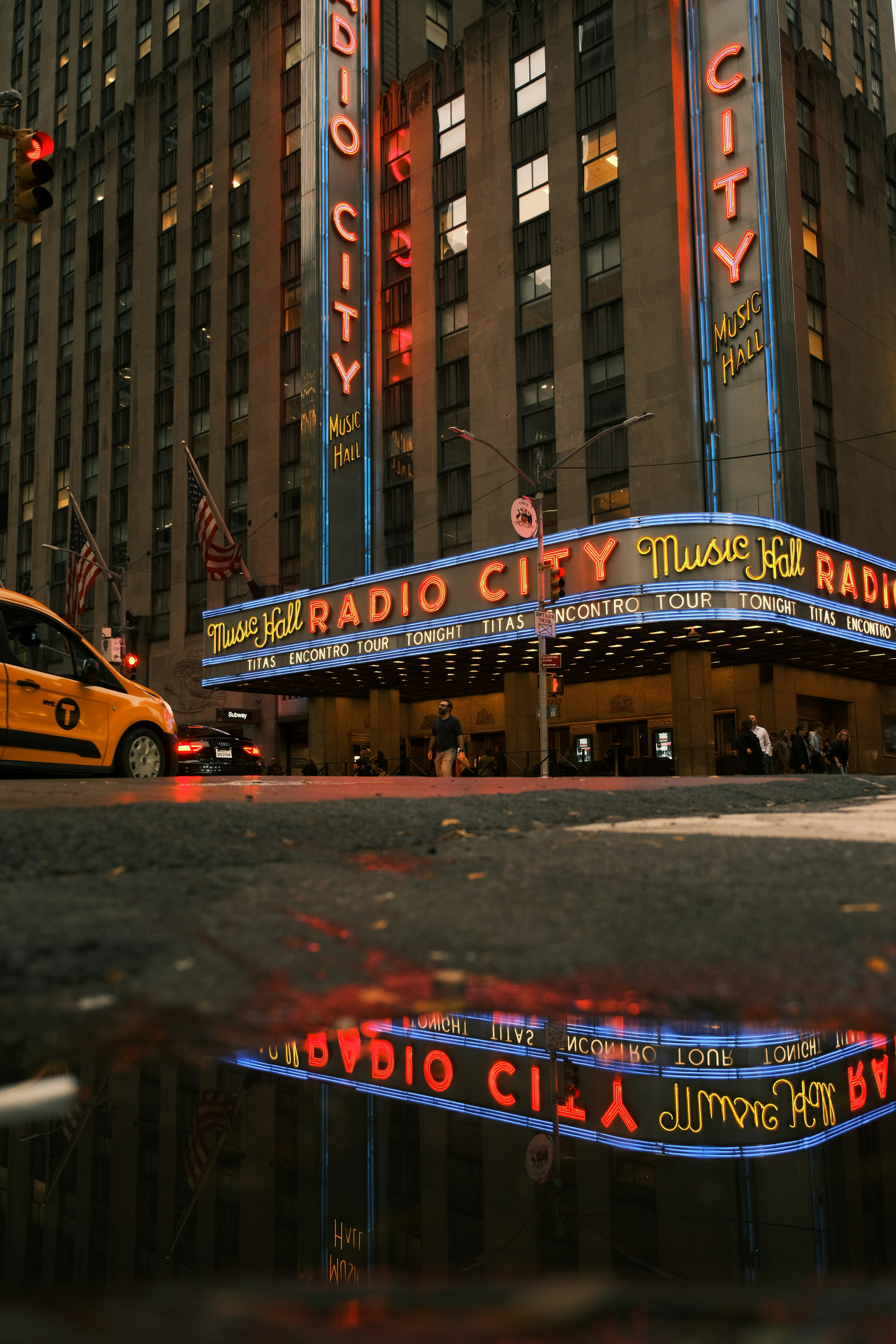 Das Radio City Radio City Gebäude spiegelt sich in einer Pfütze