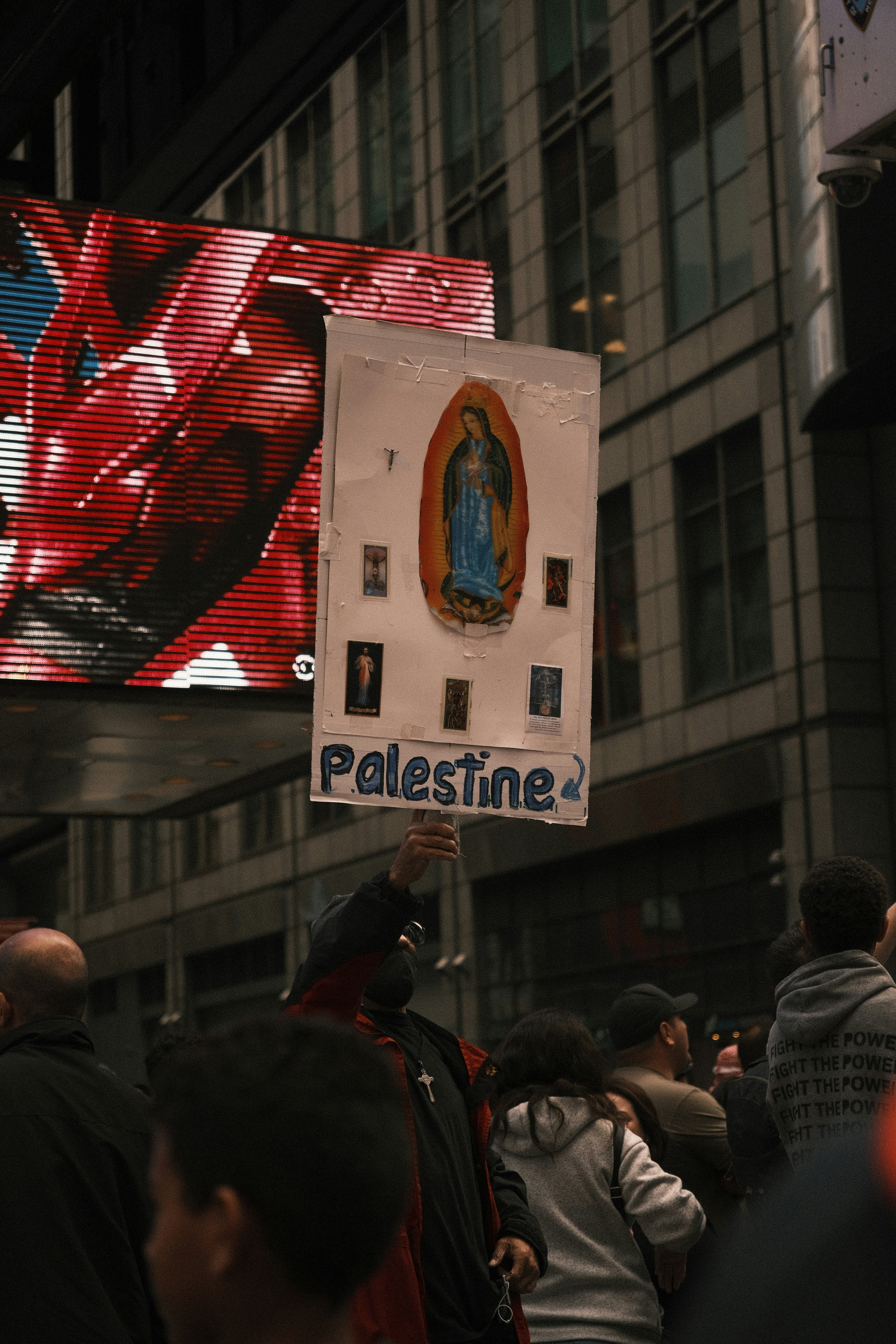eine Person, die ein Schild vor einem Gebäude hält