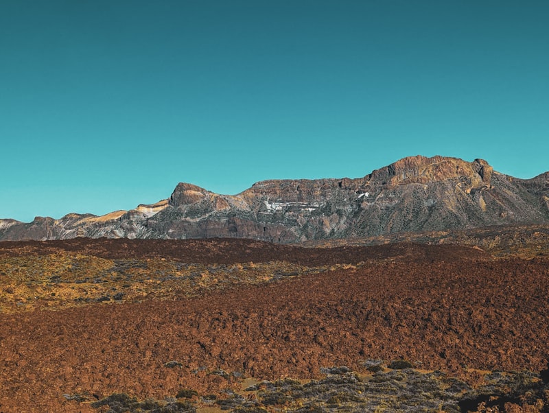 Una vista de una cadena montañosa desde la distancia
