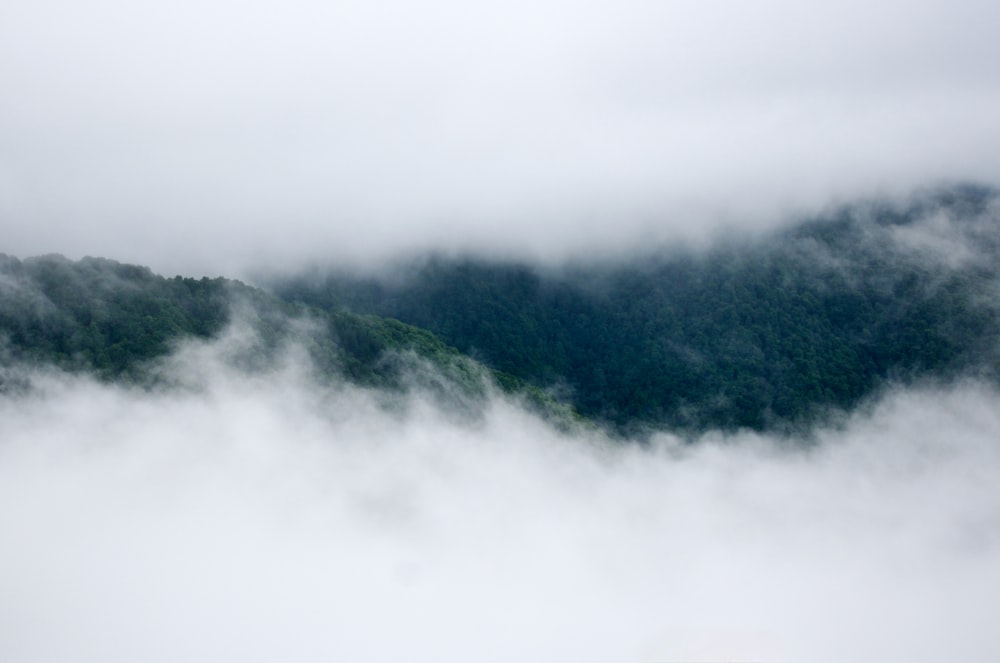 ein Berg, der in Nebel gehüllt ist und tief hängende Wolken