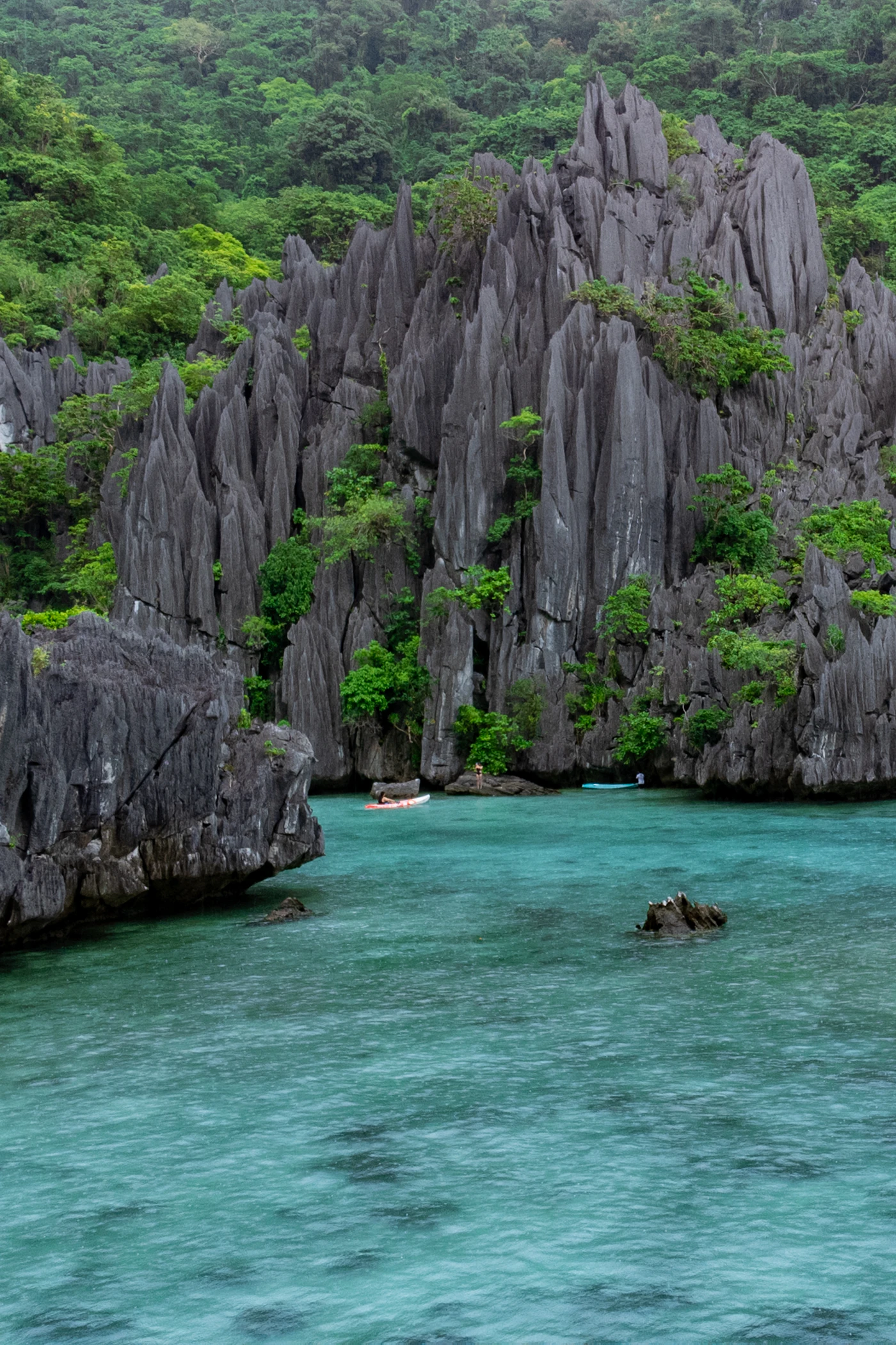 Kalksteinfelsen über türkisfarbenem Wasser im Bacuit-Archipel bei El Nido