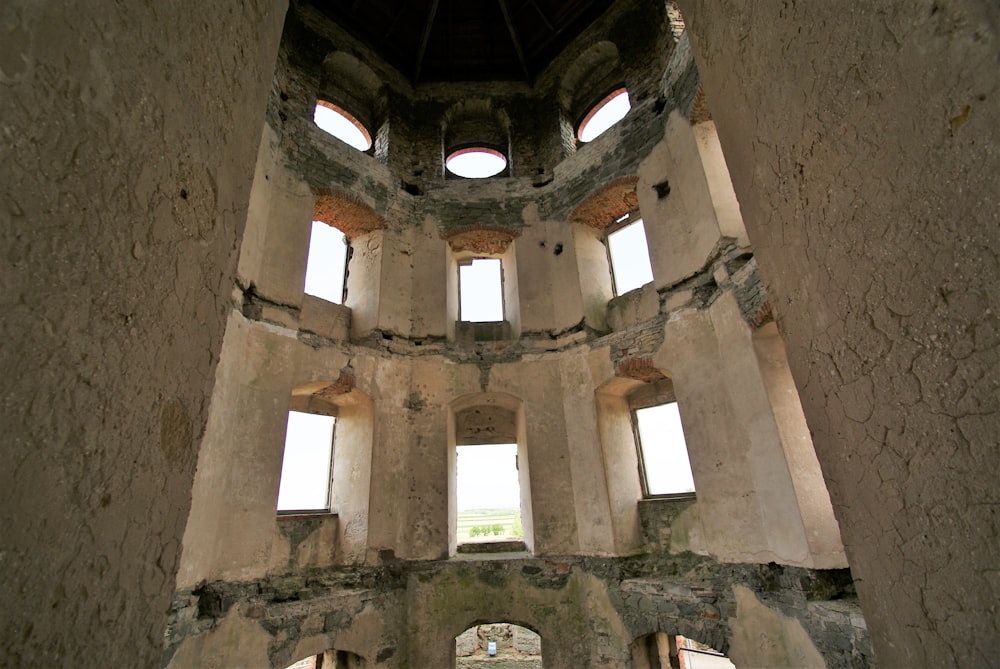 el interior de un edificio con varias ventanas