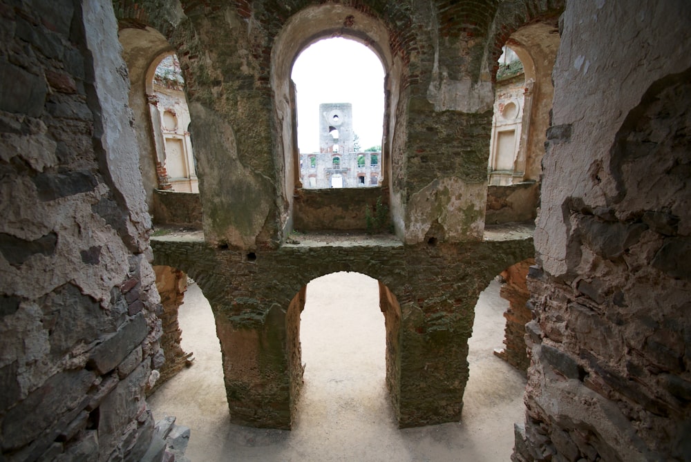 Un antiguo edificio de piedra con dos ventanas arqueadas