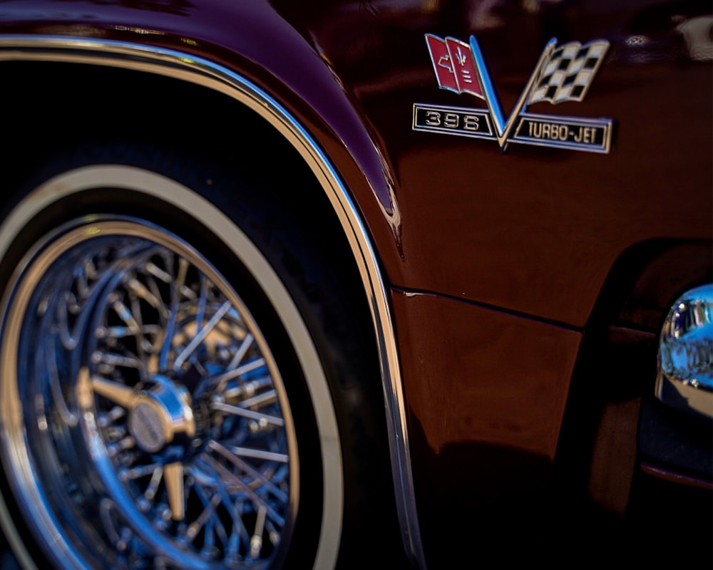 a close up of the emblem on a classic car