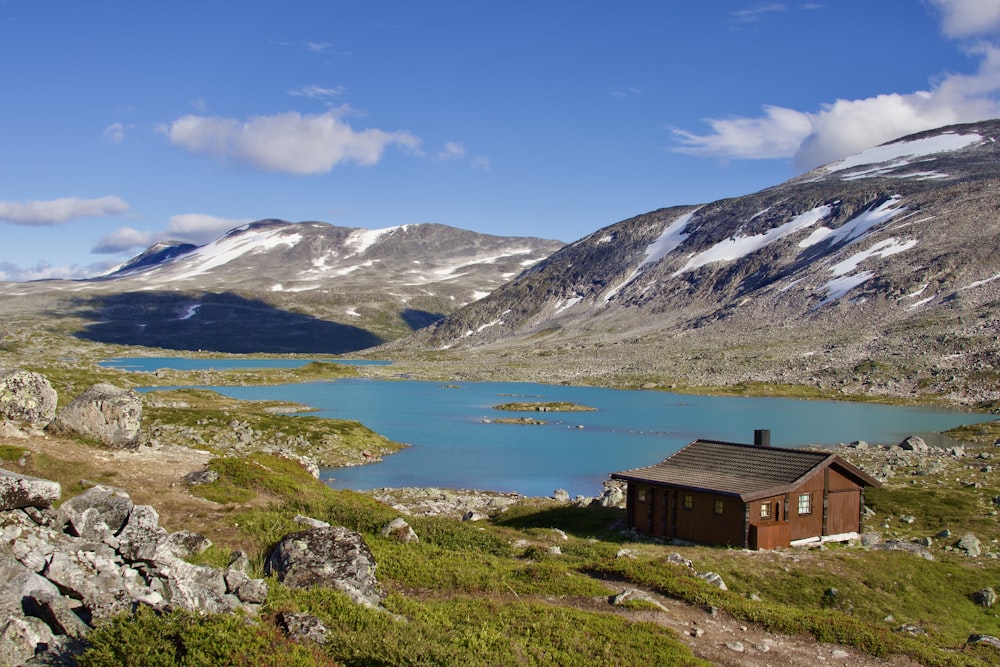 a small cabin on the side of a mountain