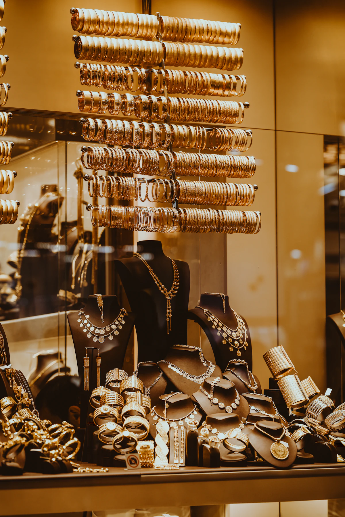 Vitrine de la boutique Maison Bahia aux Deux Plateaux, bijoux dorés exposés