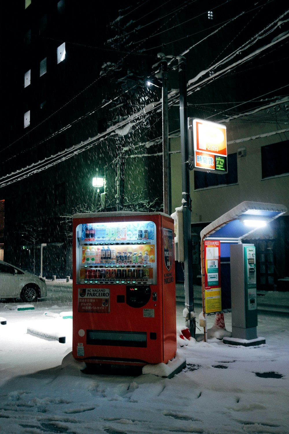 Ein roter Automat steht am Straßenrand