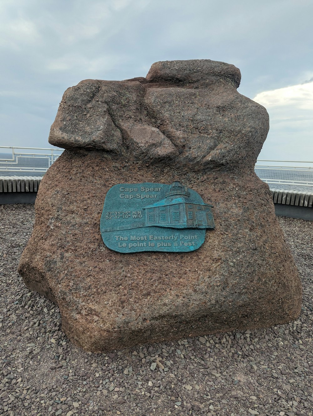 un gros rocher surmonté d’une plaque