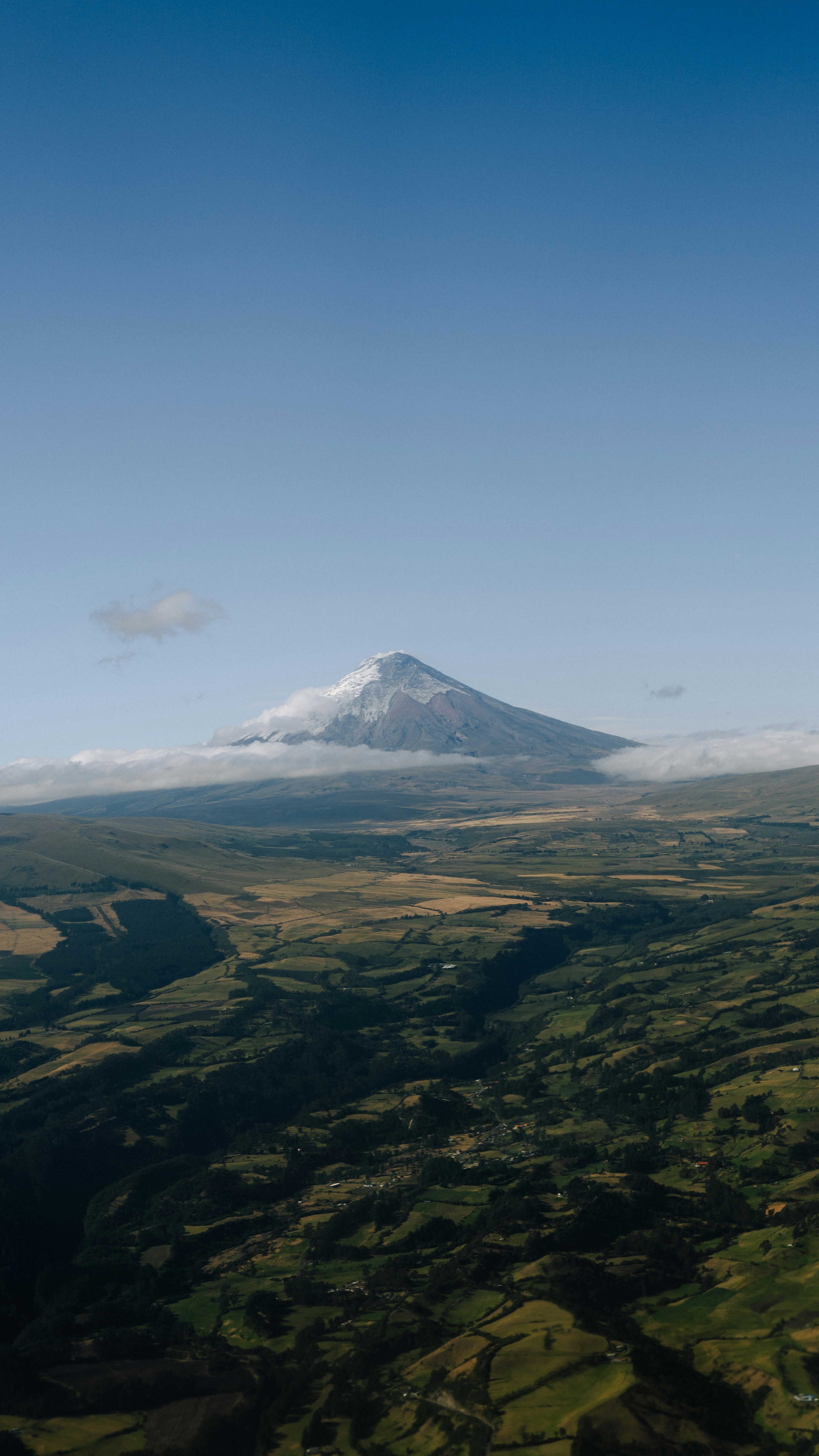 uma vista de uma montanha de um avião
