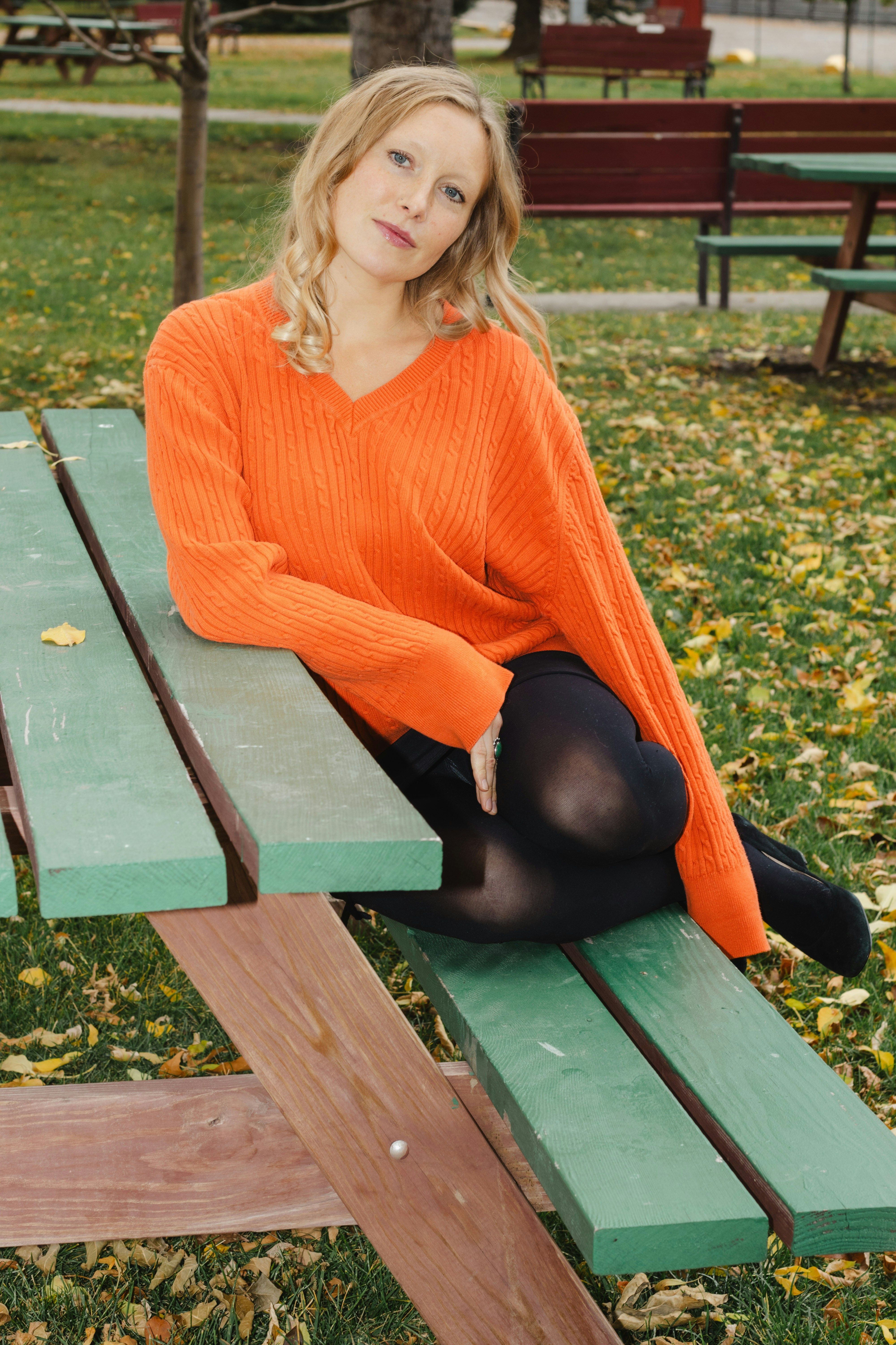 A woman sitting on a bench in a park photo – Free Woman Image on Unsplash