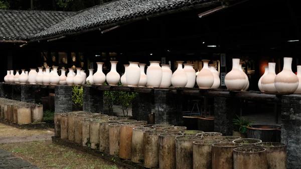 並んだ花器（イメージ素材）