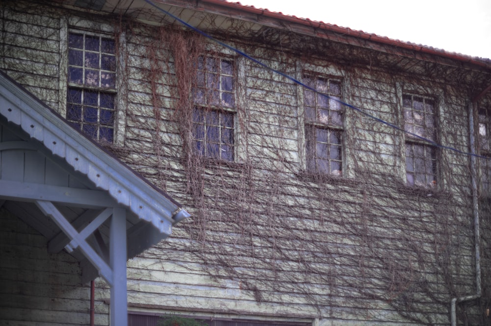 an old building with vines growing on the side of it