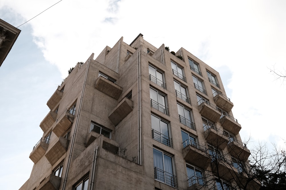 un edificio alto con balconi e balconi su di esso