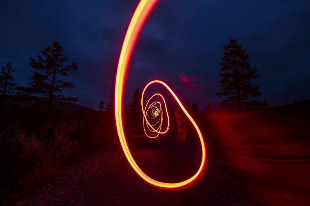 une photo en pose longue d’un light painting