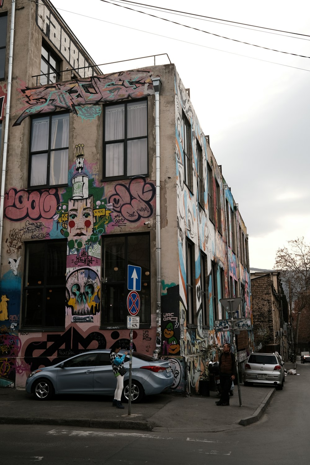 Ein Auto, das vor einem mit Graffiti übersäten Gebäude geparkt ist