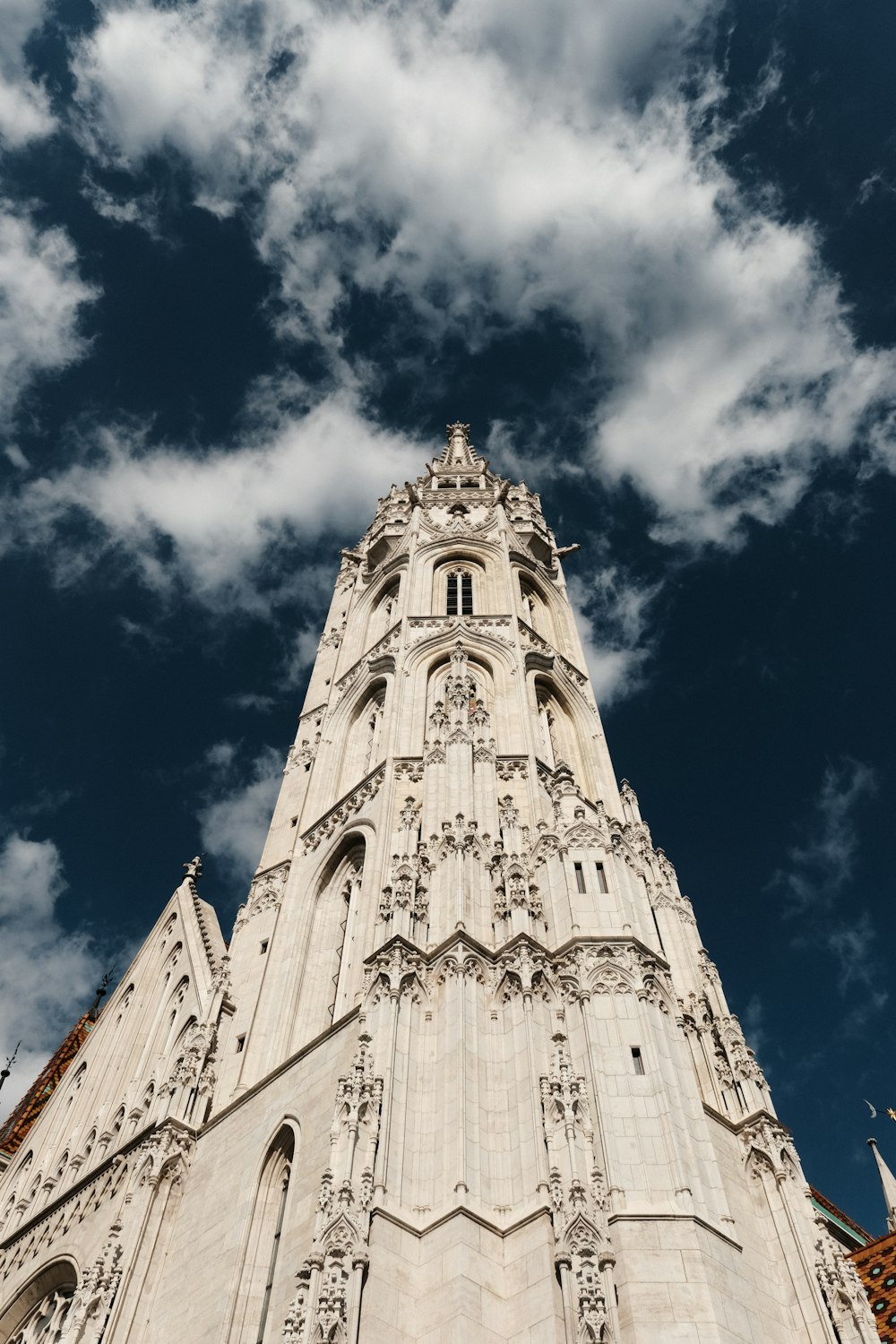 ein sehr hohes Gebäude mit einem Himmel im Hintergrund