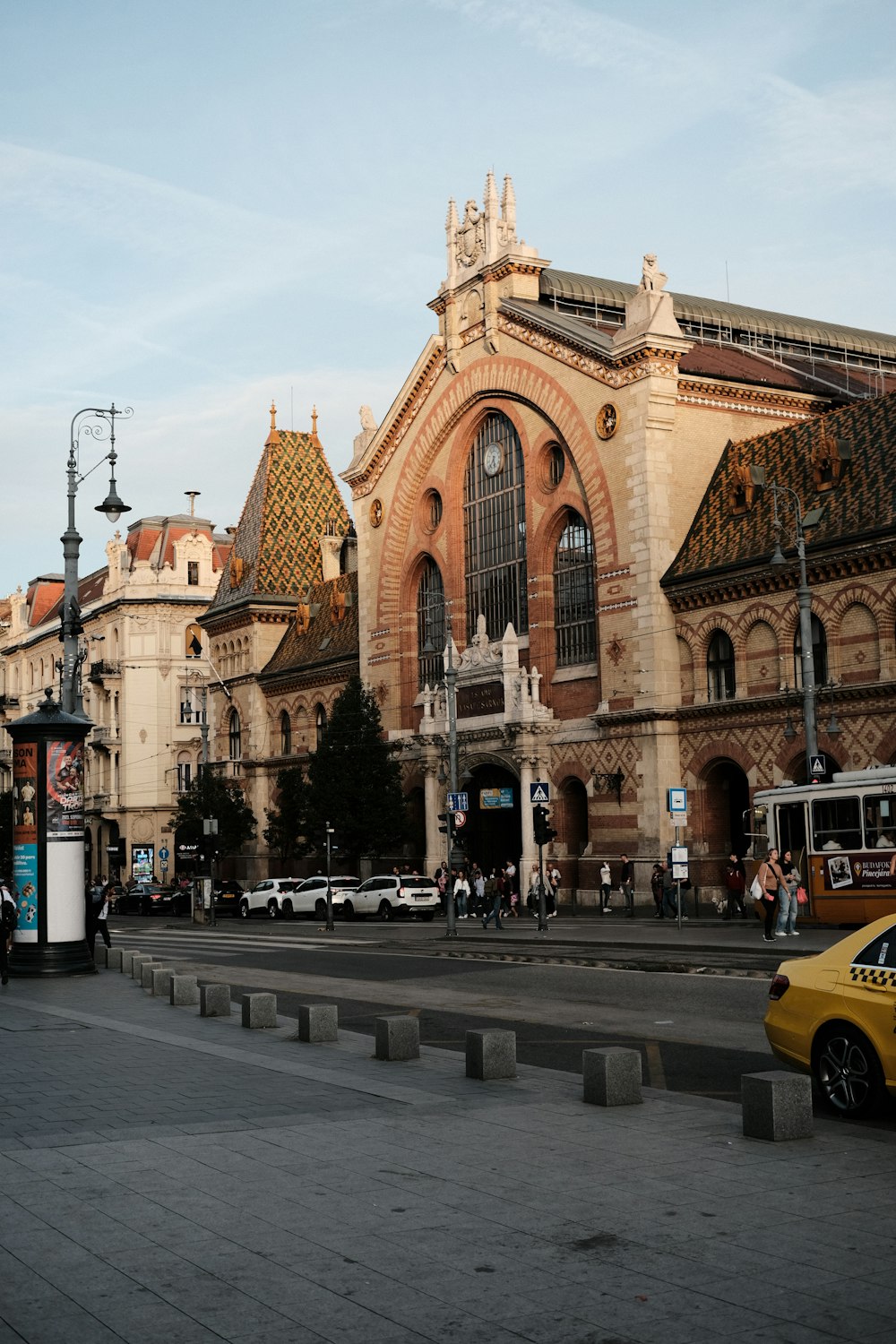 Um táxi amarelo está estacionado em frente a um grande edifício