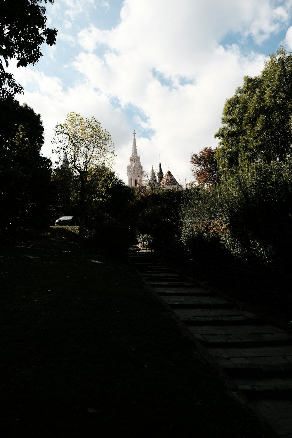 Una vista de una iglesia desde la distancia