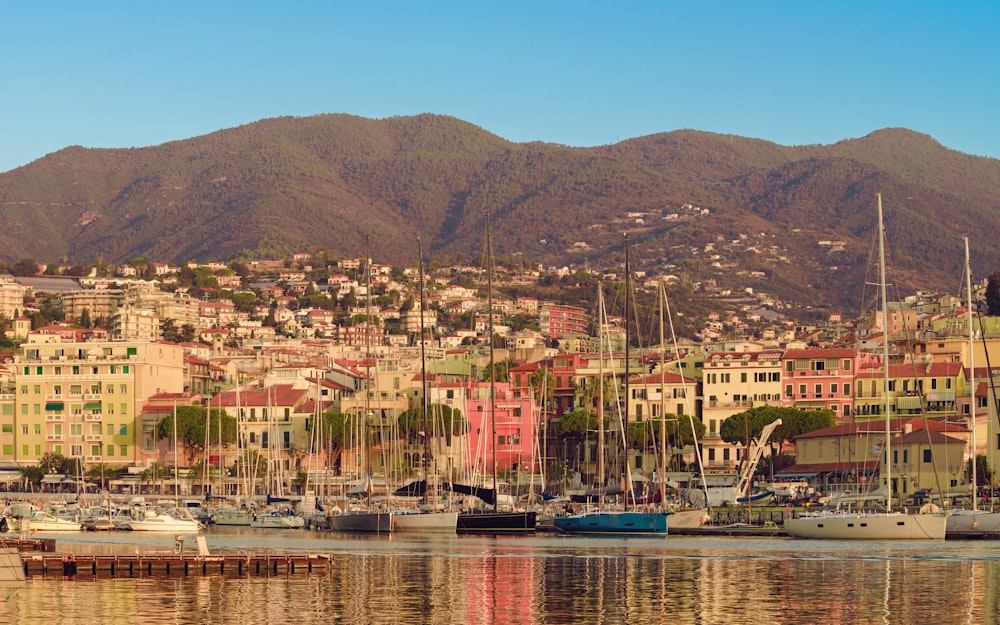 Un puerto lleno de barcos al lado de una ciudad