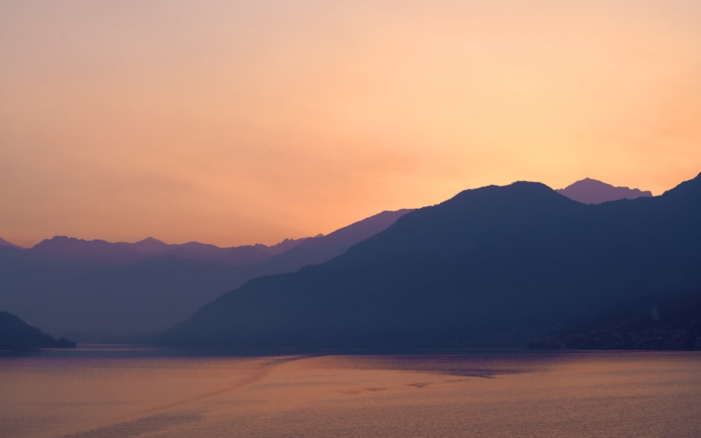 Il sole sta tramontando su una catena montuosa