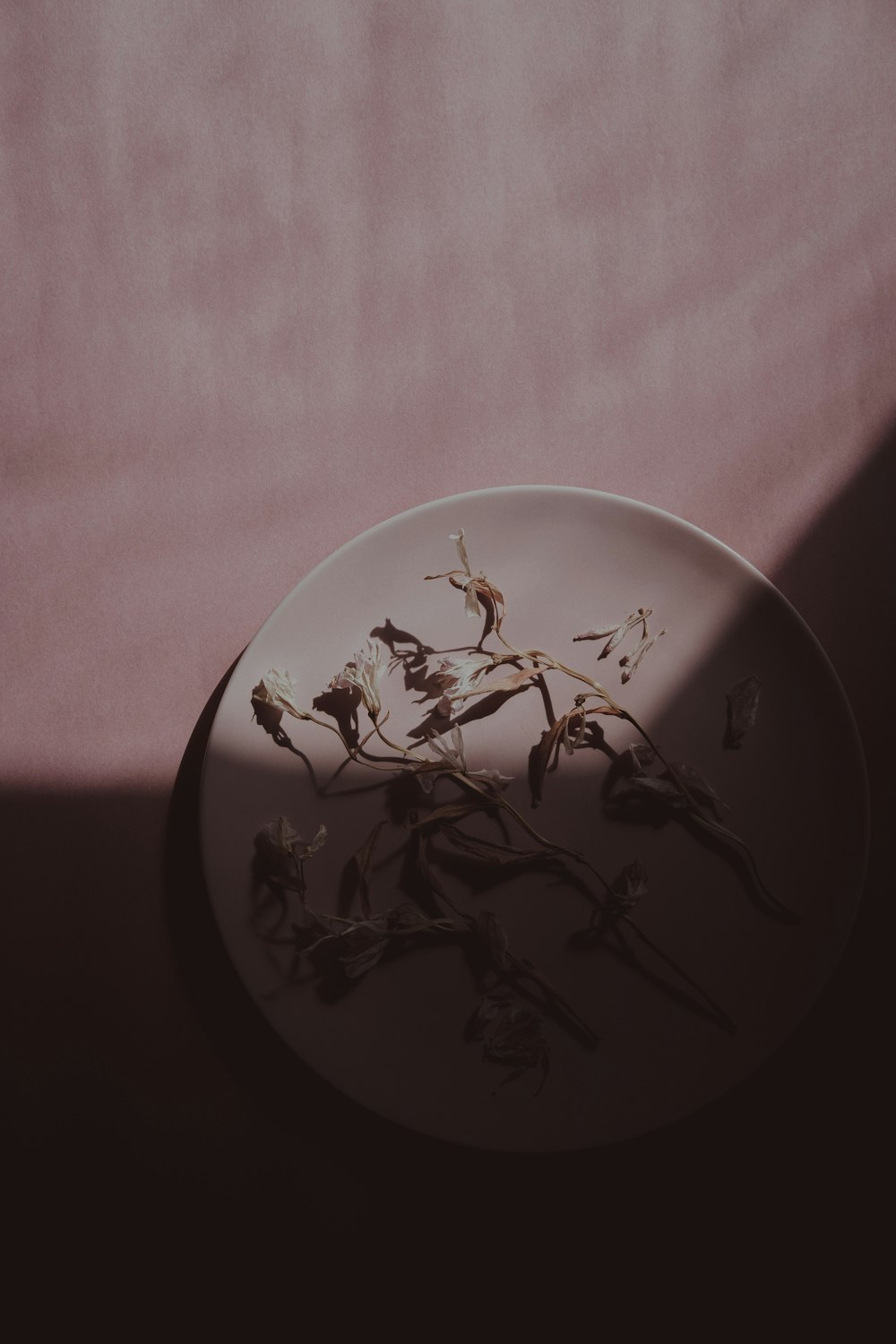 a plate that has some flowers on it