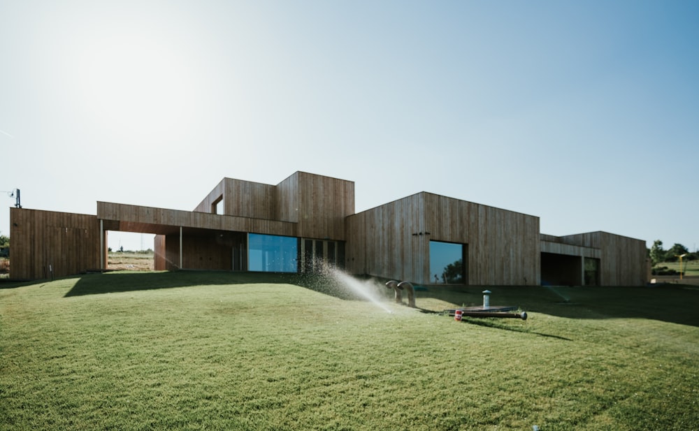 a sprinkler is spraying water on a lawn