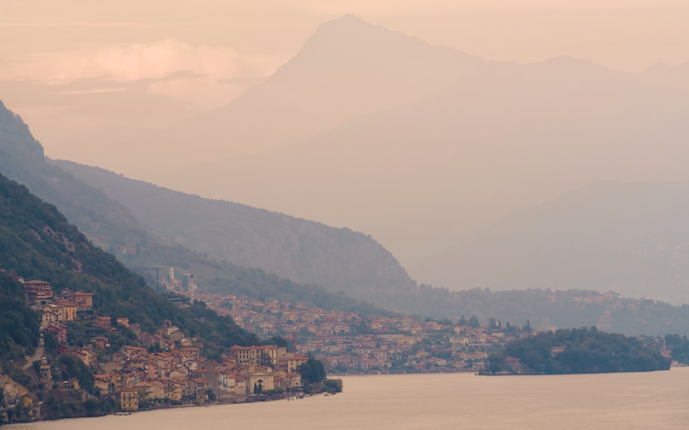 Uno specchio d'acqua con le montagne sullo sfondo