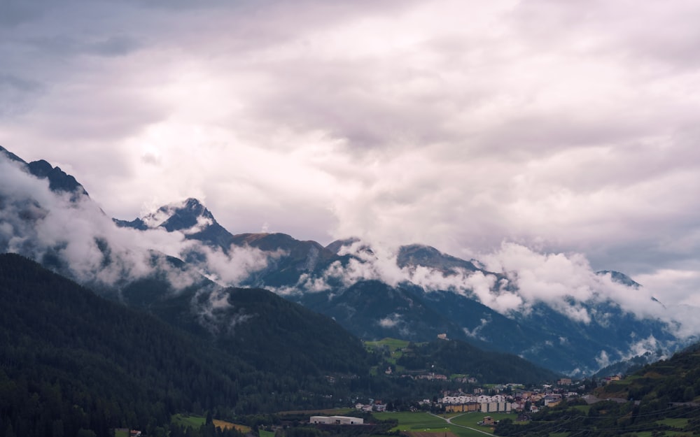 une vue d’une chaîne de montagnes avec des nuages dans le ciel