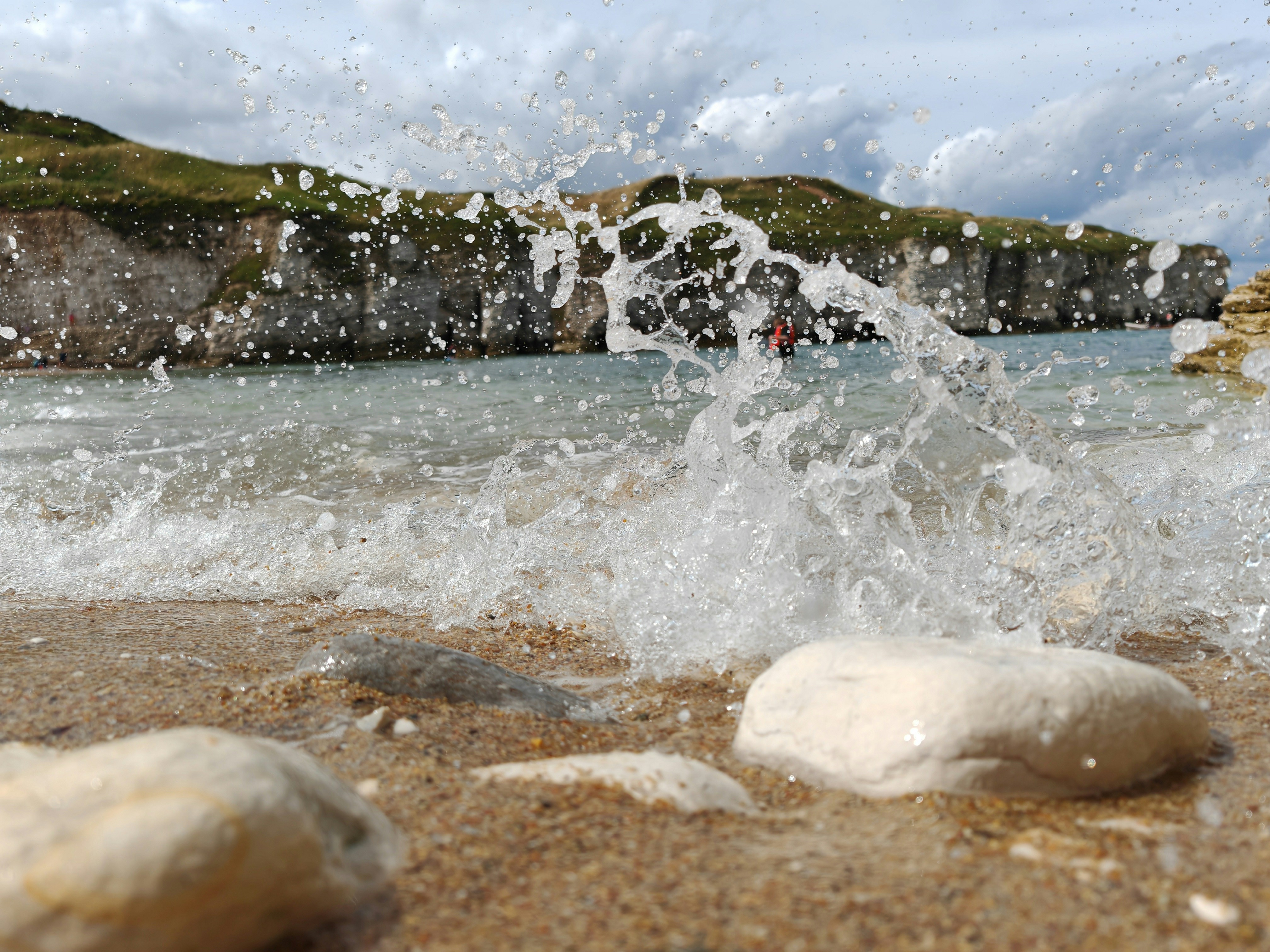 The water splashes on the beach and rocks photo – Free Uk Image on Unsplash