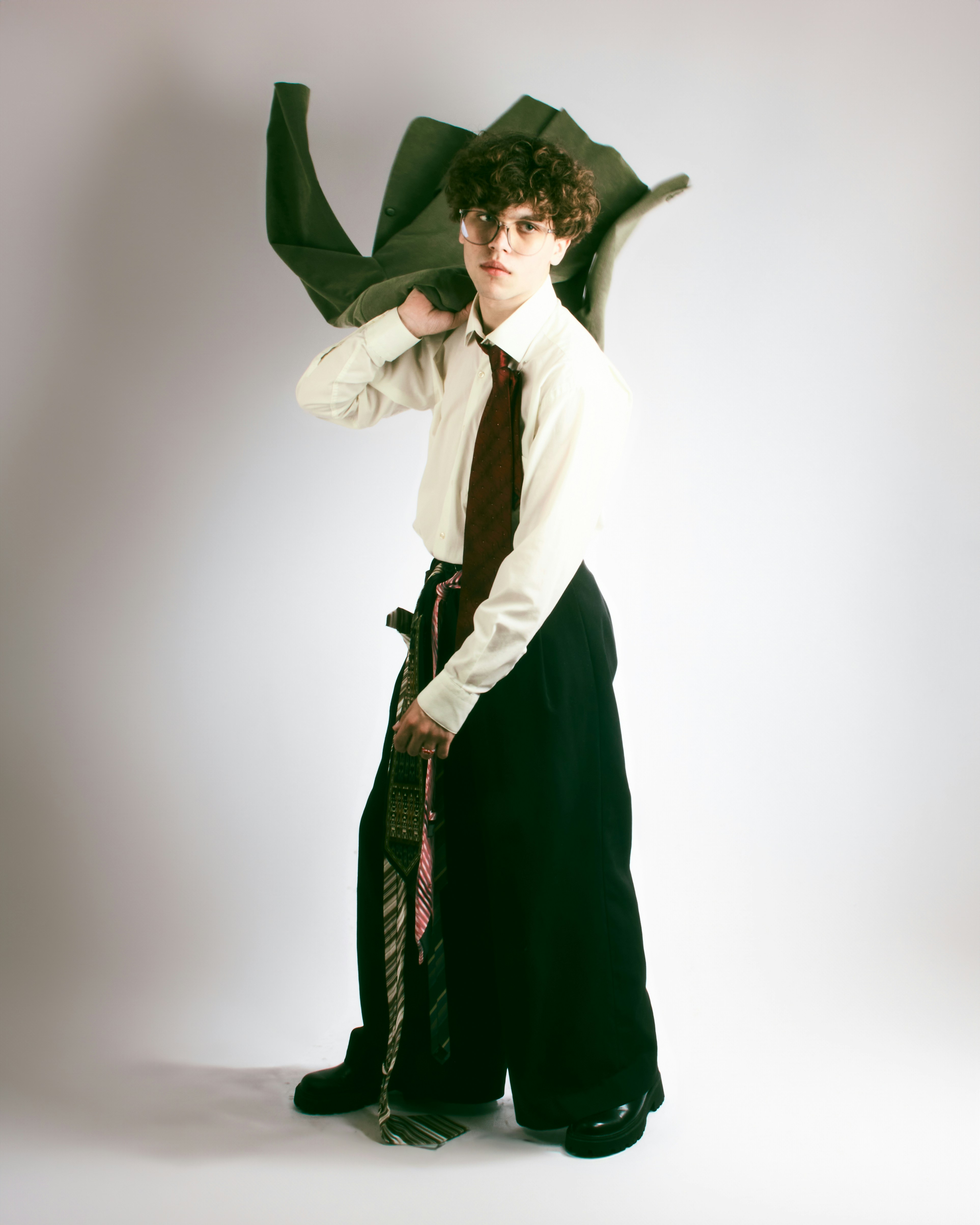 un uomo in camicia e cravatta che tiene una sciarpa