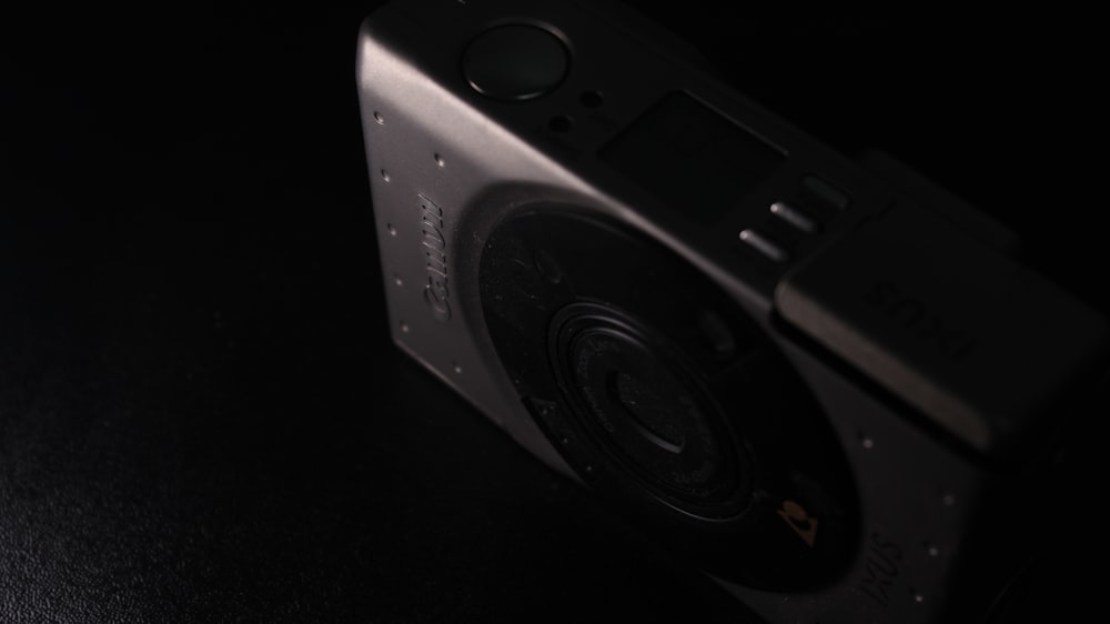 um close up de uma câmera no escuro