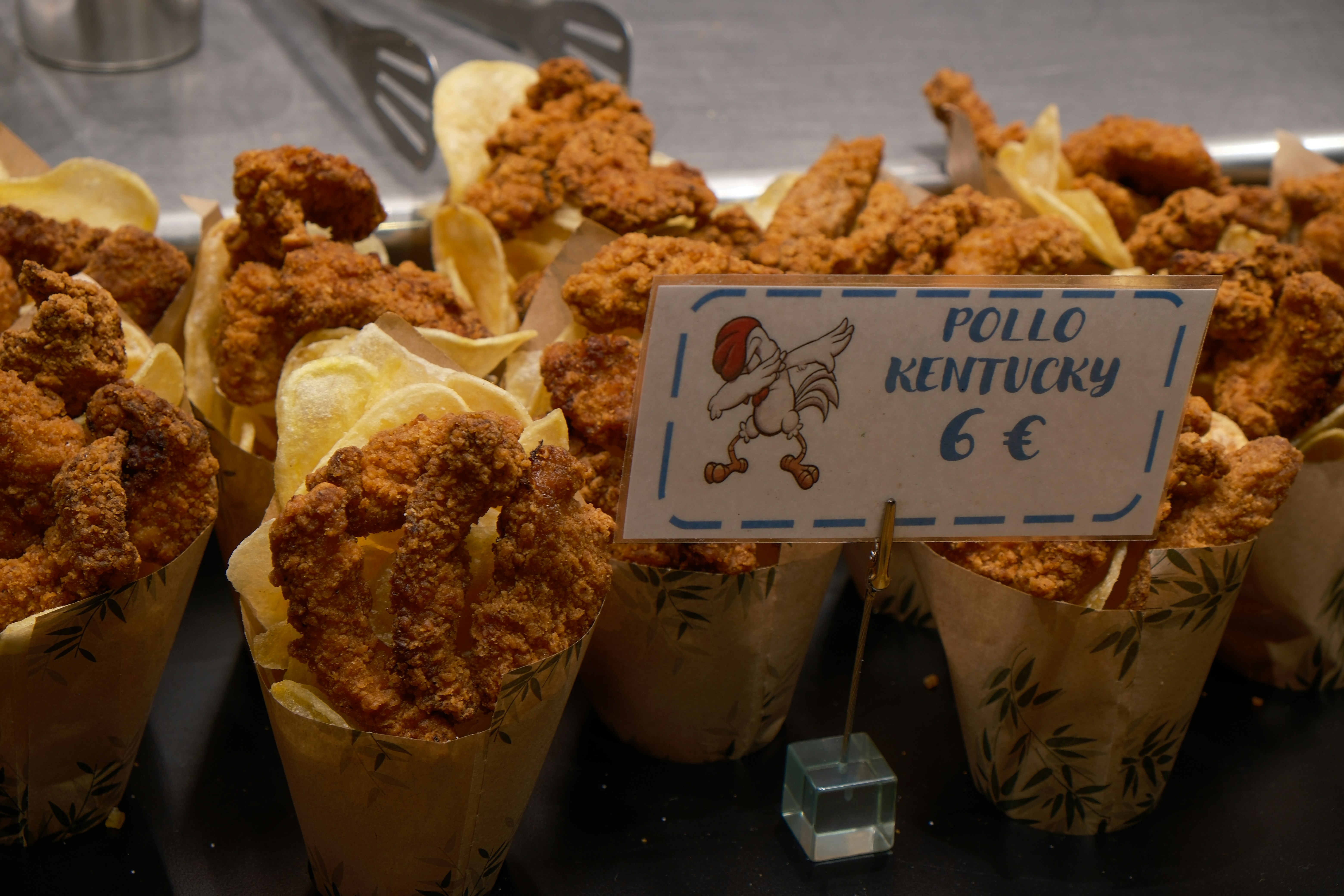 un tas de nourriture qui se trouve sur une table