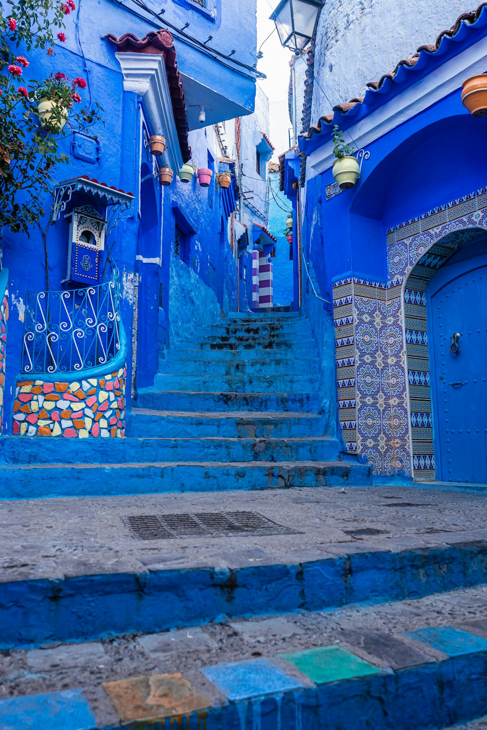 Eine Treppe, die zu einem blauen Gebäude führt