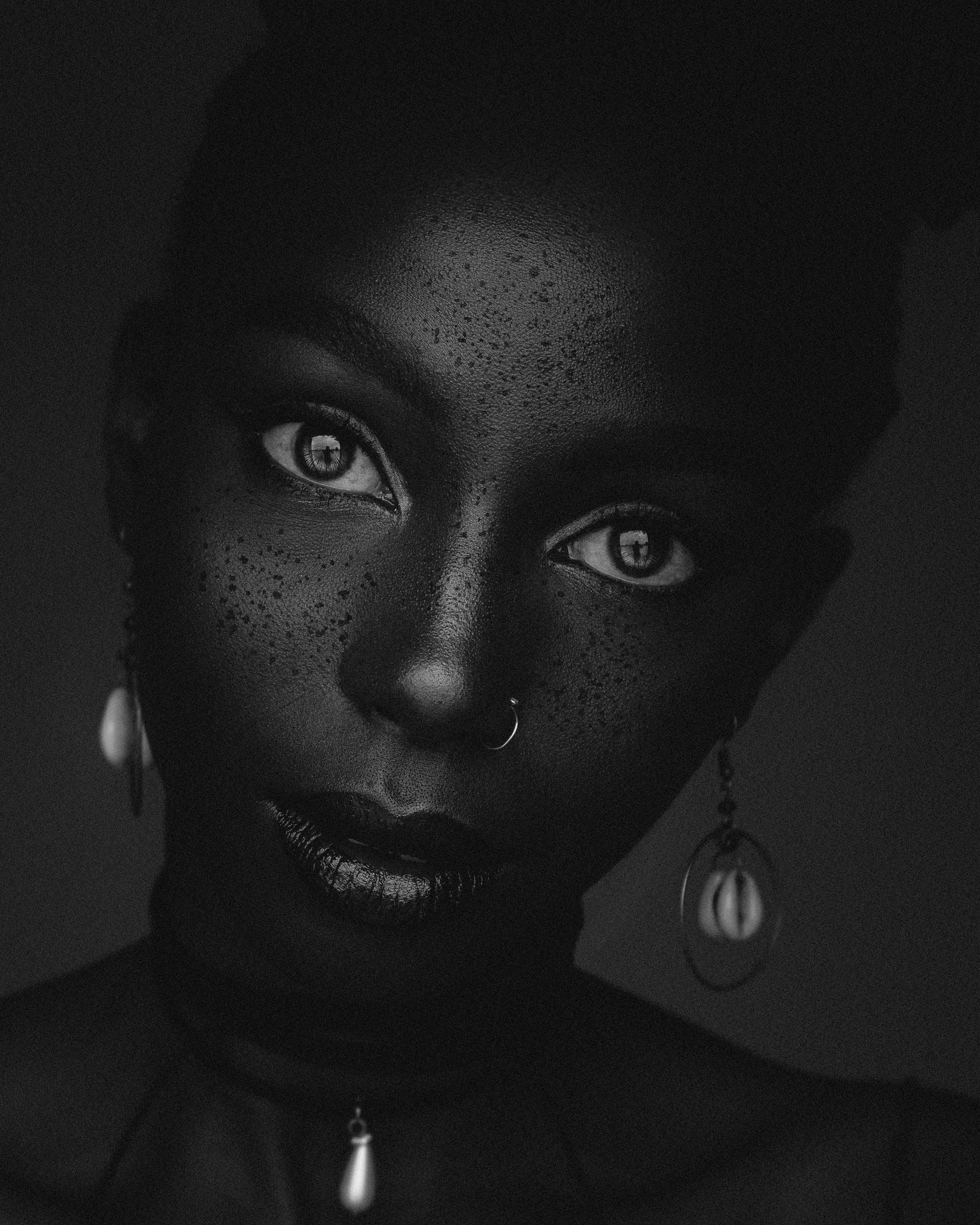 얼굴에 주근깨가 있는 흑인 여성