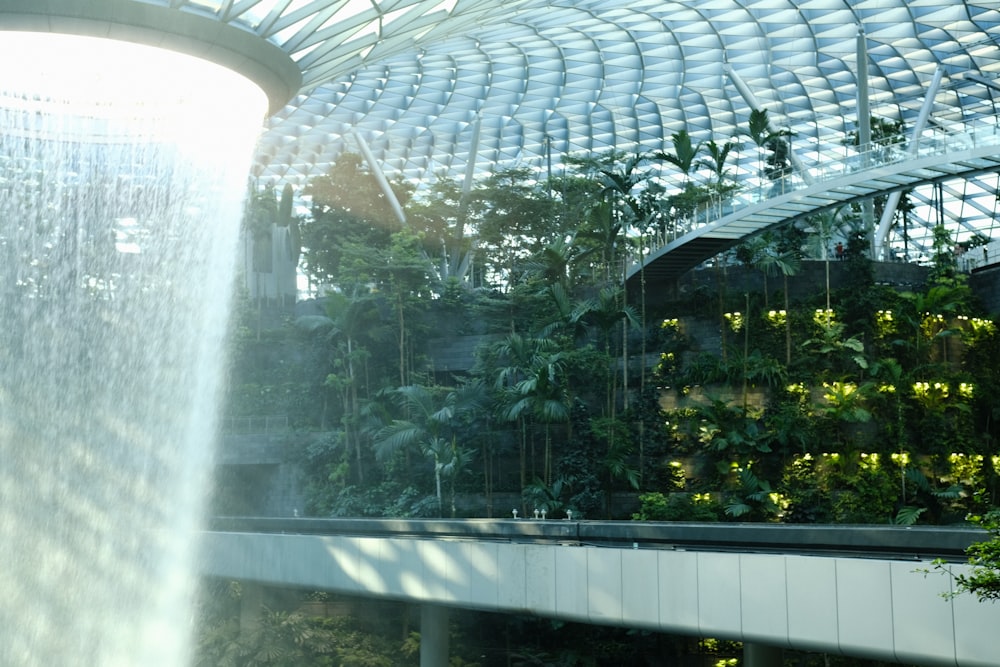 un bâtiment avec une cascade à l’intérieur