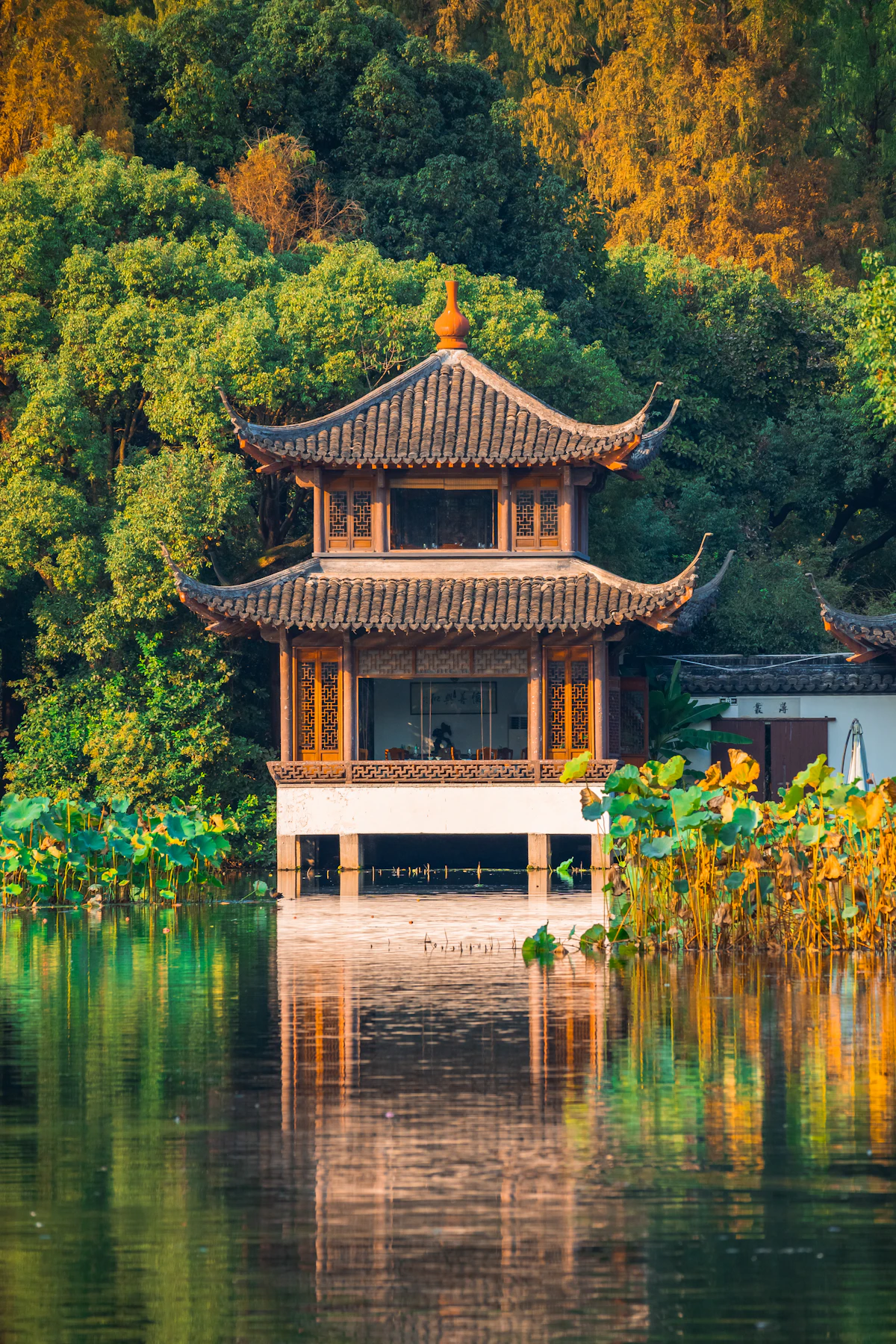 West Lake in Hangzhou mit klassischem Pavillon