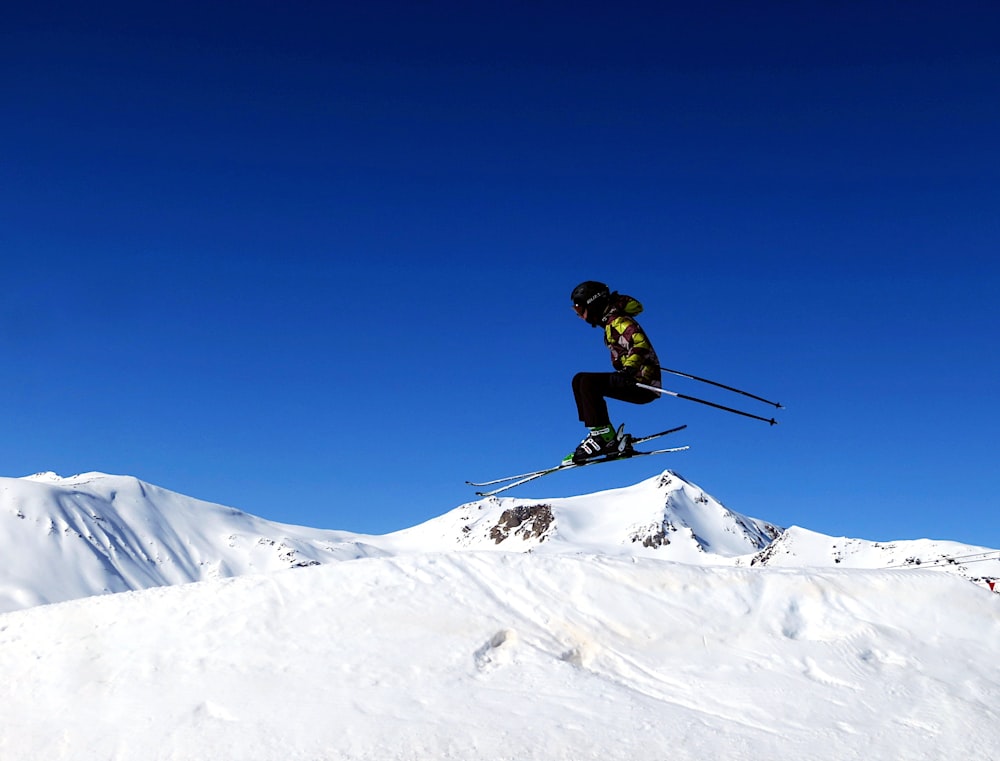 ein Mann, der beim Skifahren durch die Luft fliegt