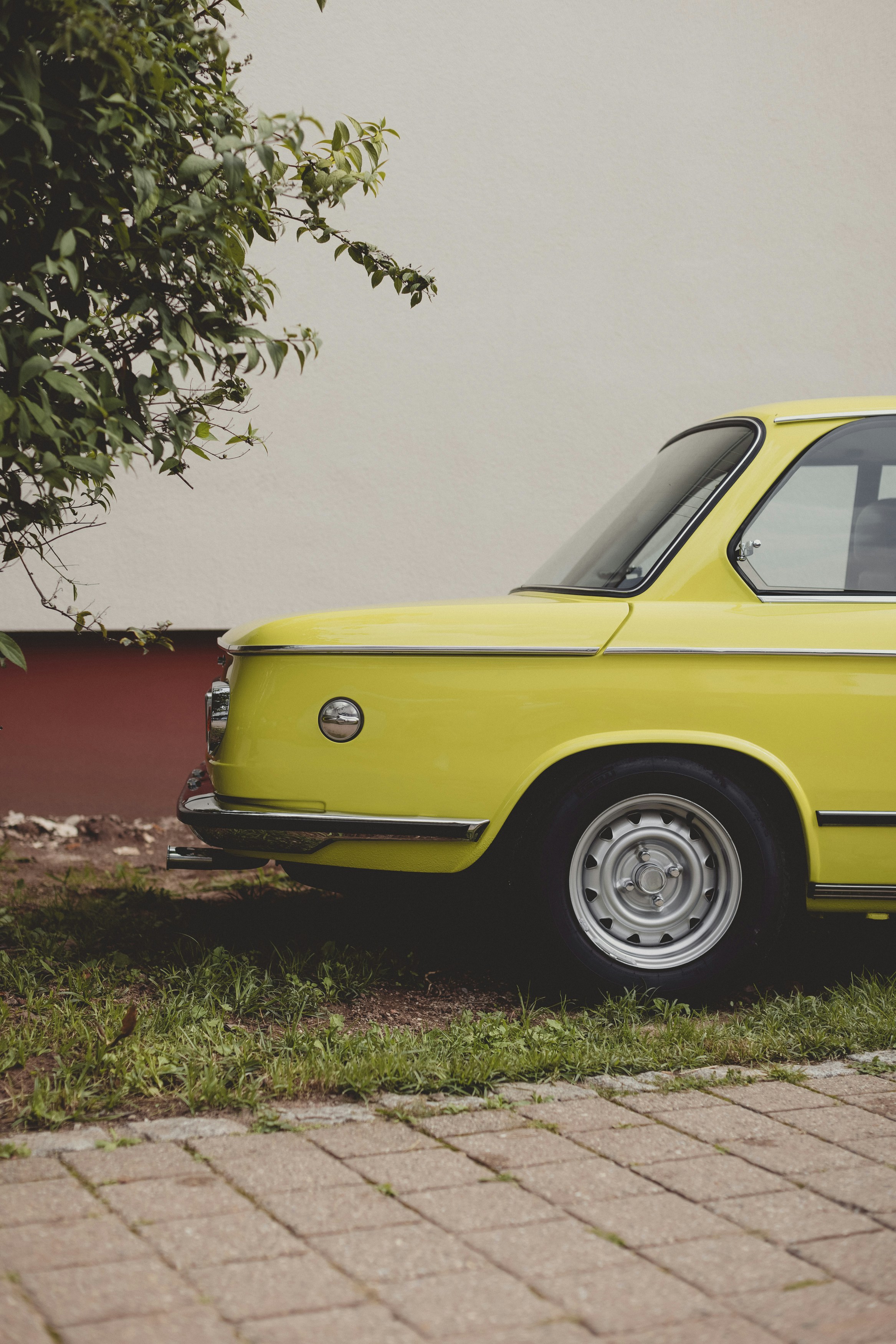 um carro amarelo estacionado à beira da estrada