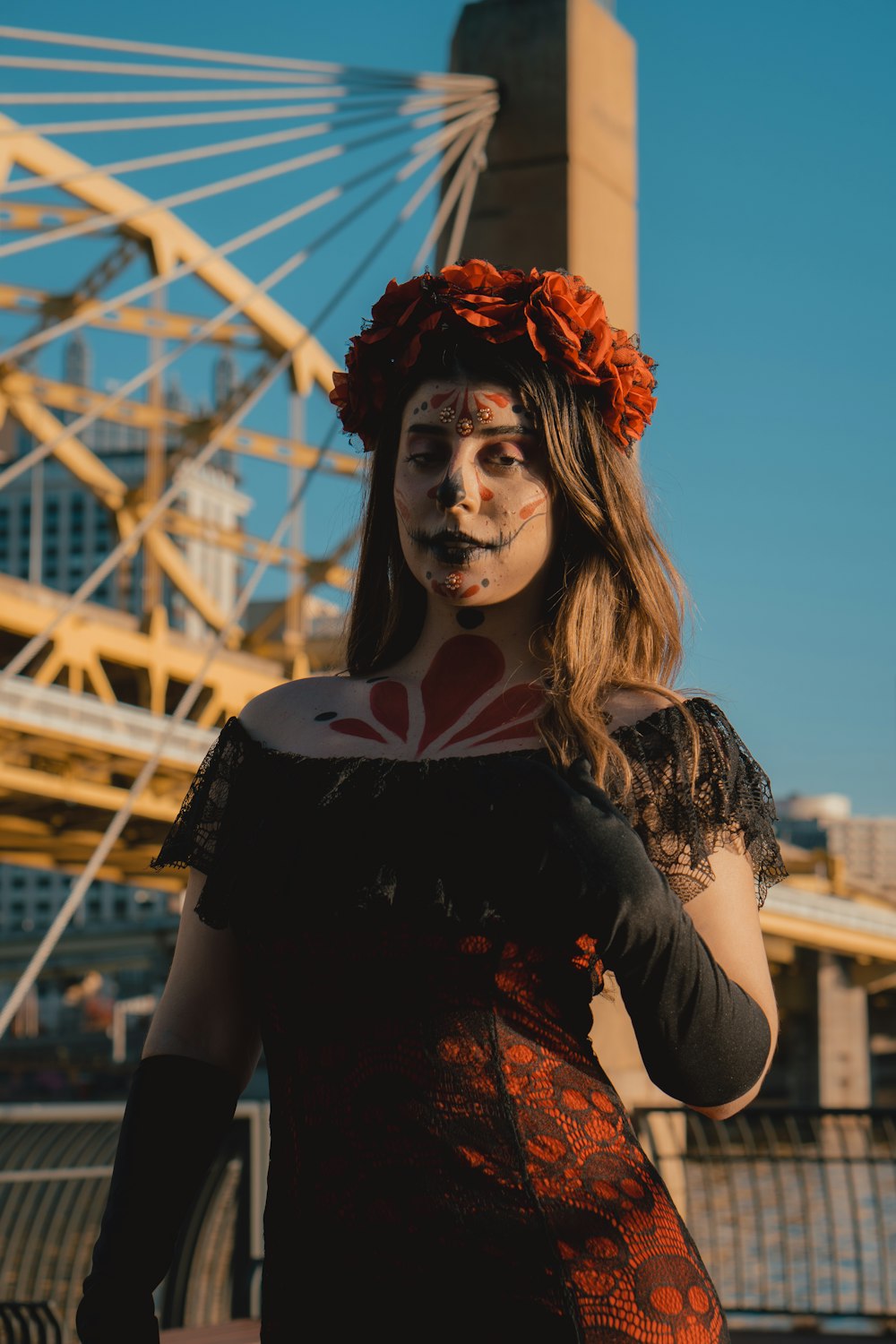 une femme avec de la peinture sur le visage et une fleur dans les cheveux