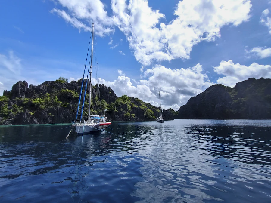Segelboot in einer ruhigen Bucht zwischen Felsinseln vor Coron