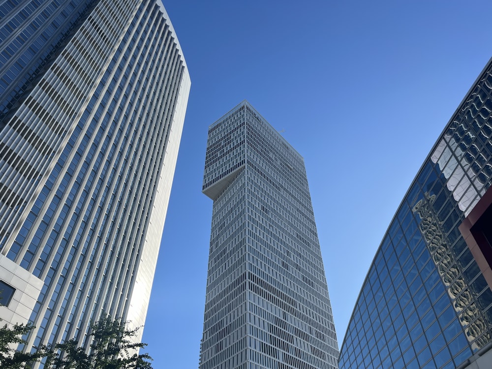 Un edificio muy alto que se eleva por encima de otros edificios altos
