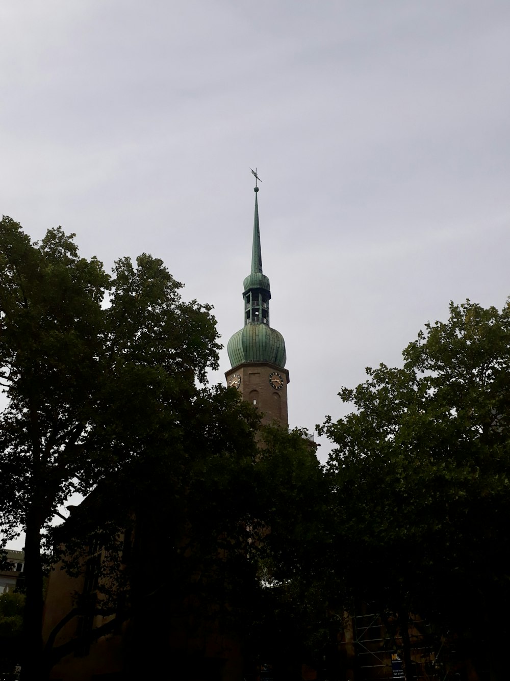 un campanario de iglesia con un campanario verde en la parte superior