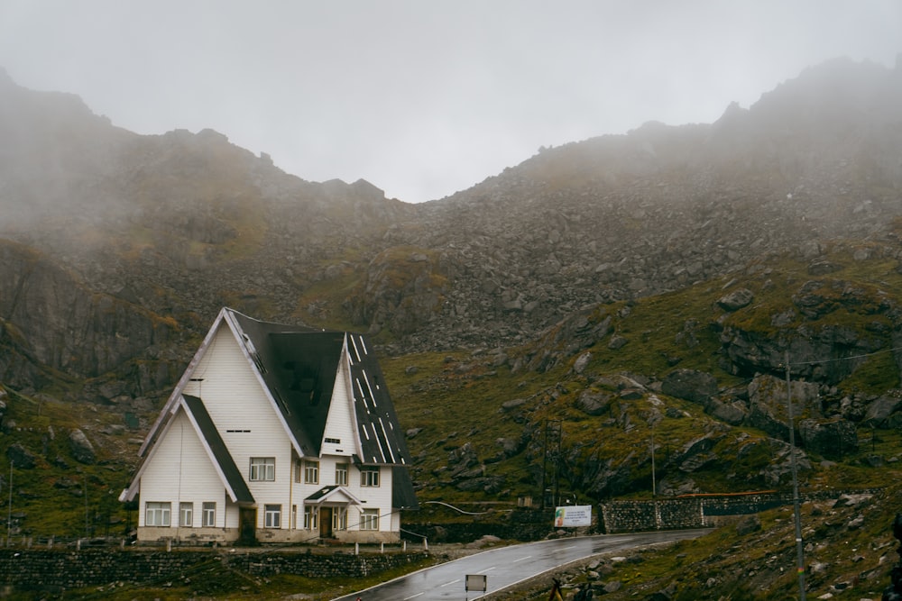 una casa nel mezzo di una catena montuosa