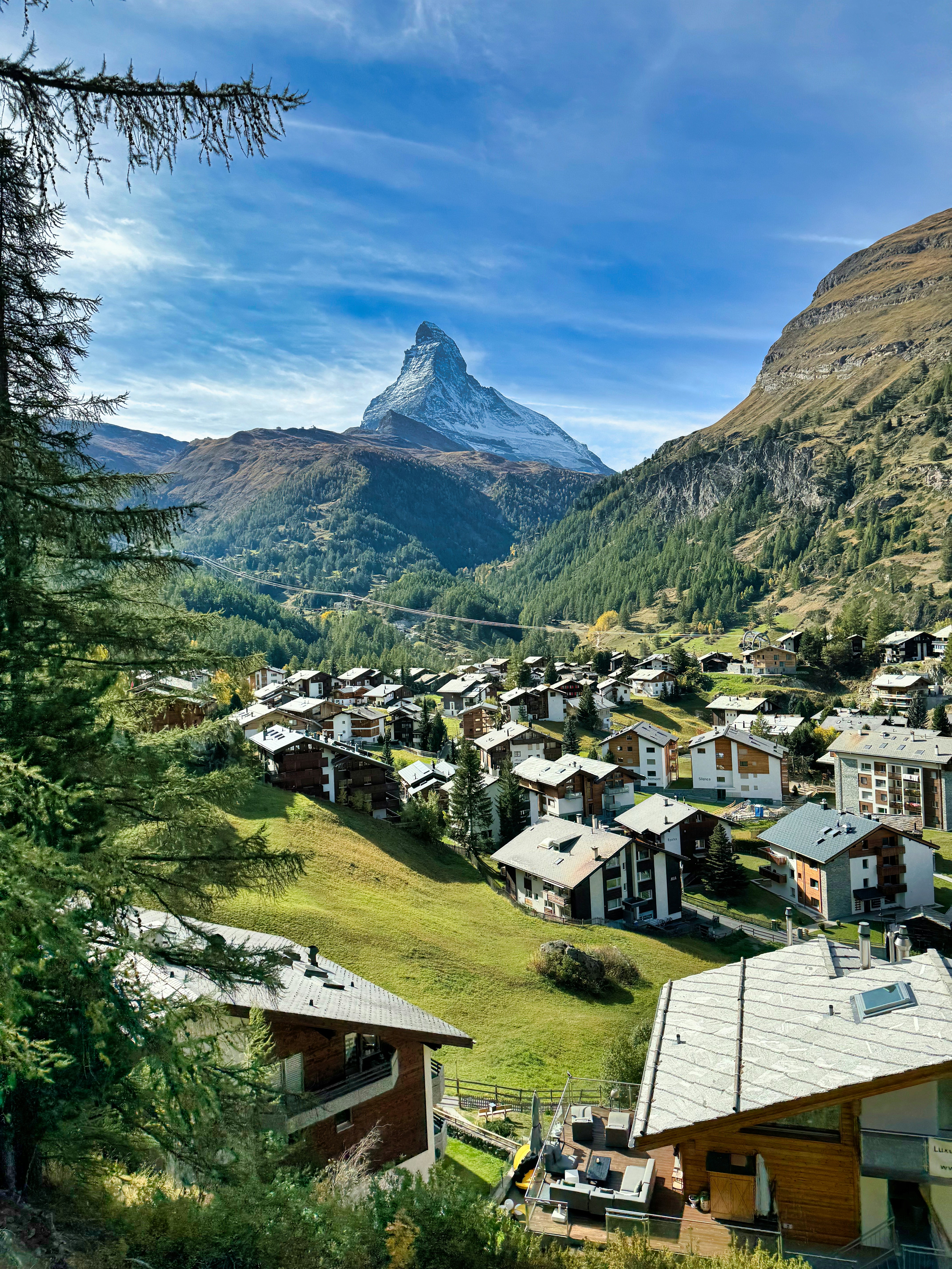 Una vista panoramica di un villaggio tra le montagne