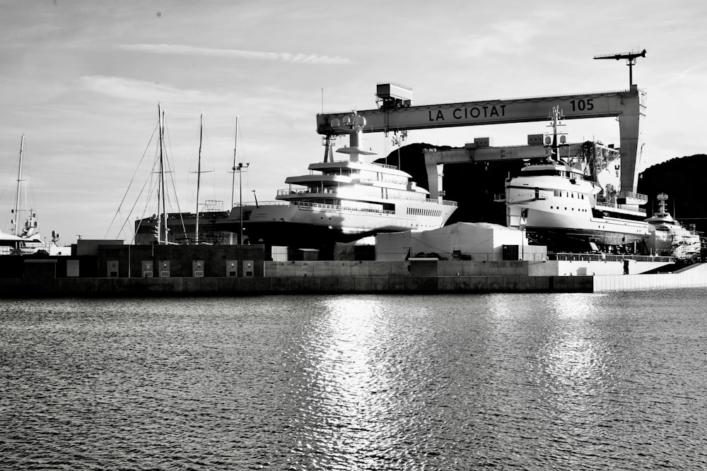 Ein Schwarz-Weiß-Foto einer Bootsanlegestelle