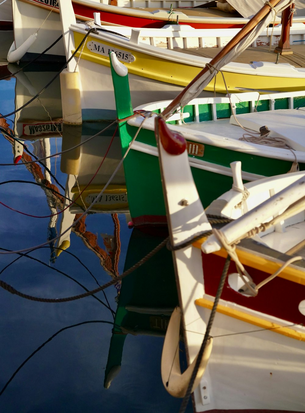 ein Haufen Boote, die im Wasser sitzen