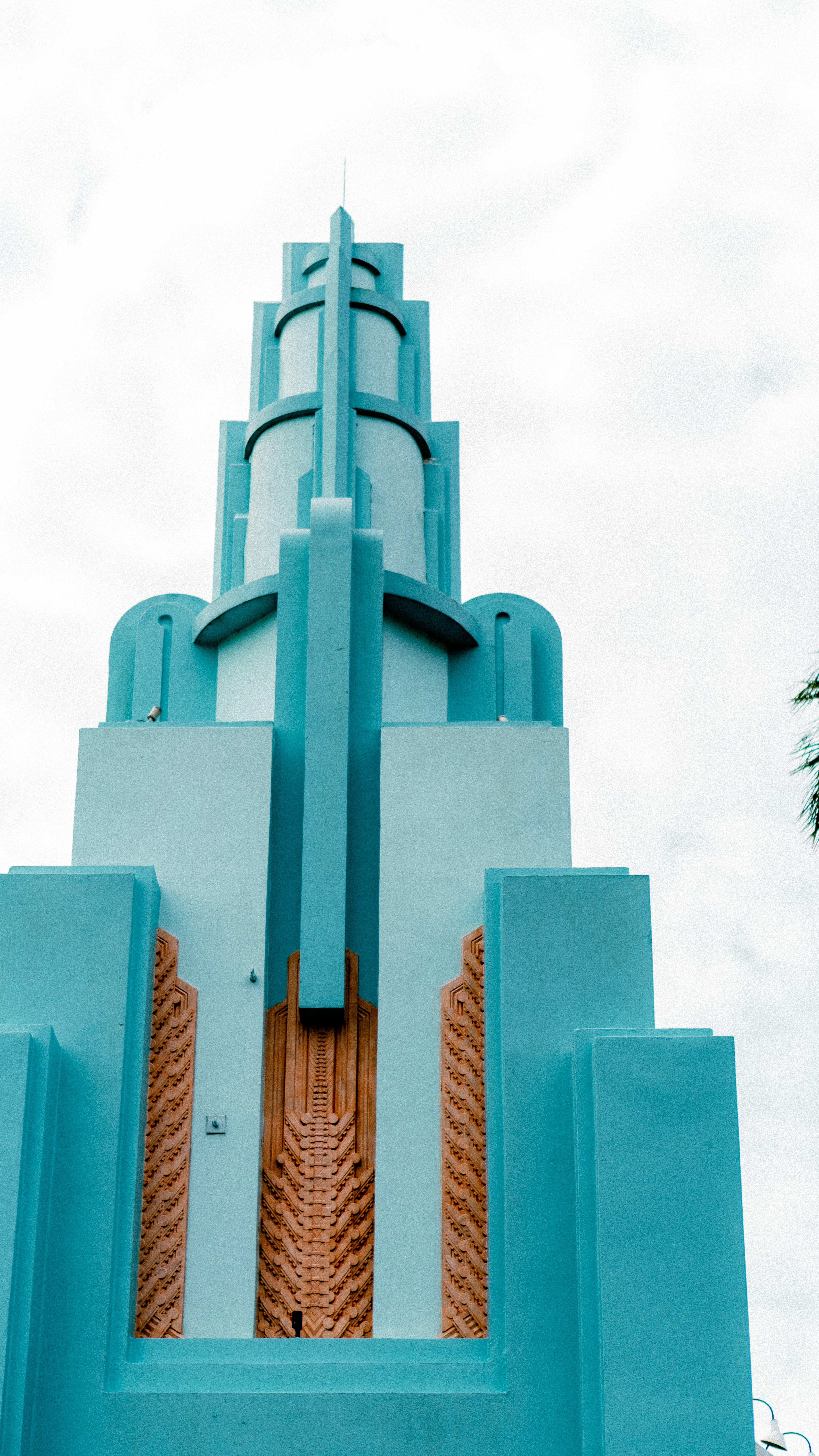 un alto edificio blu con un orologio su un lato