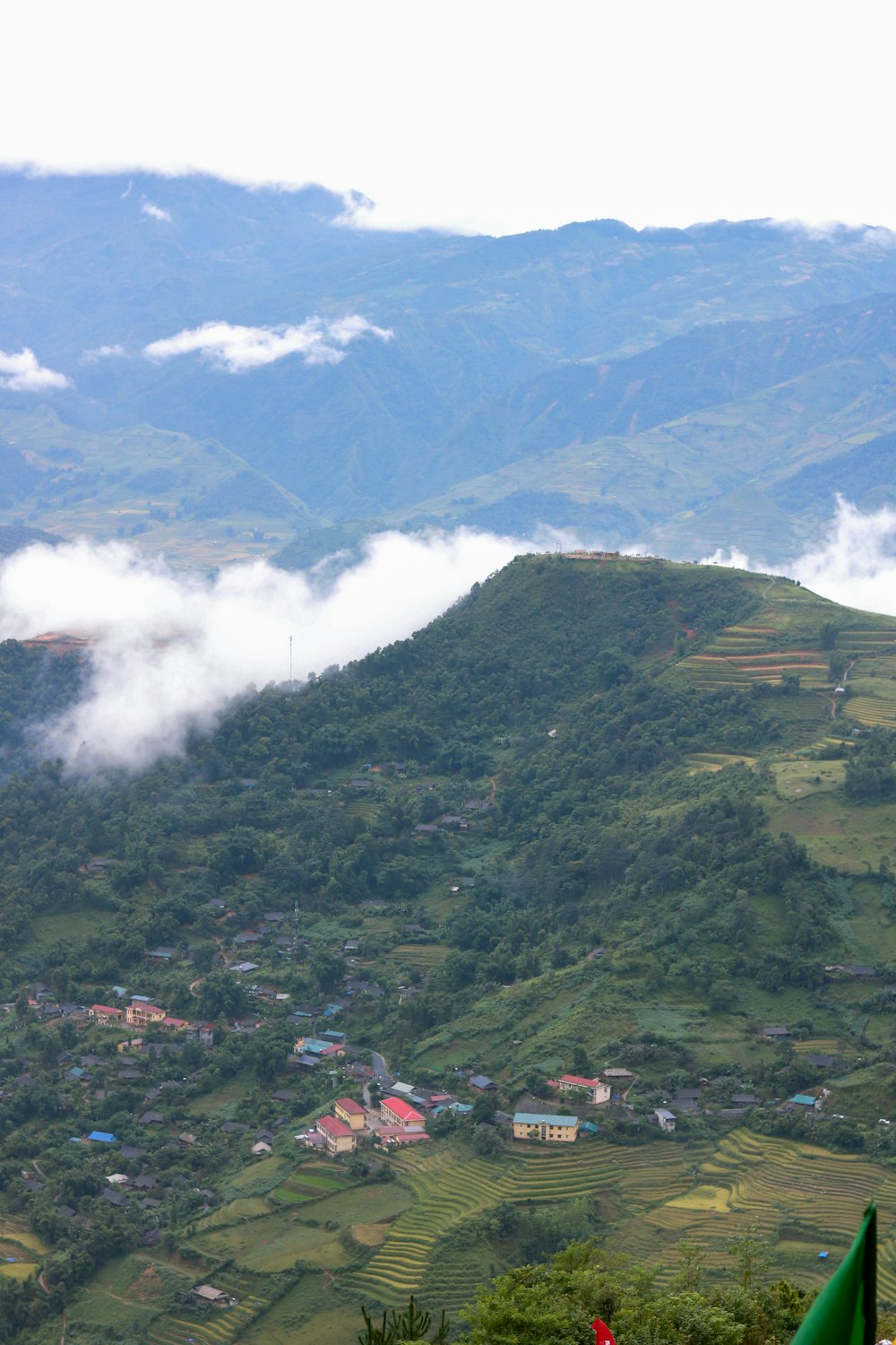 una veduta di una montagna con un villaggio sottostante