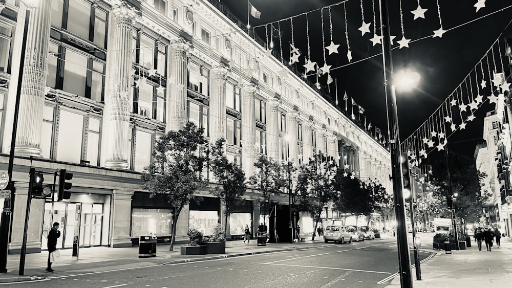 a black and white photo of a city street