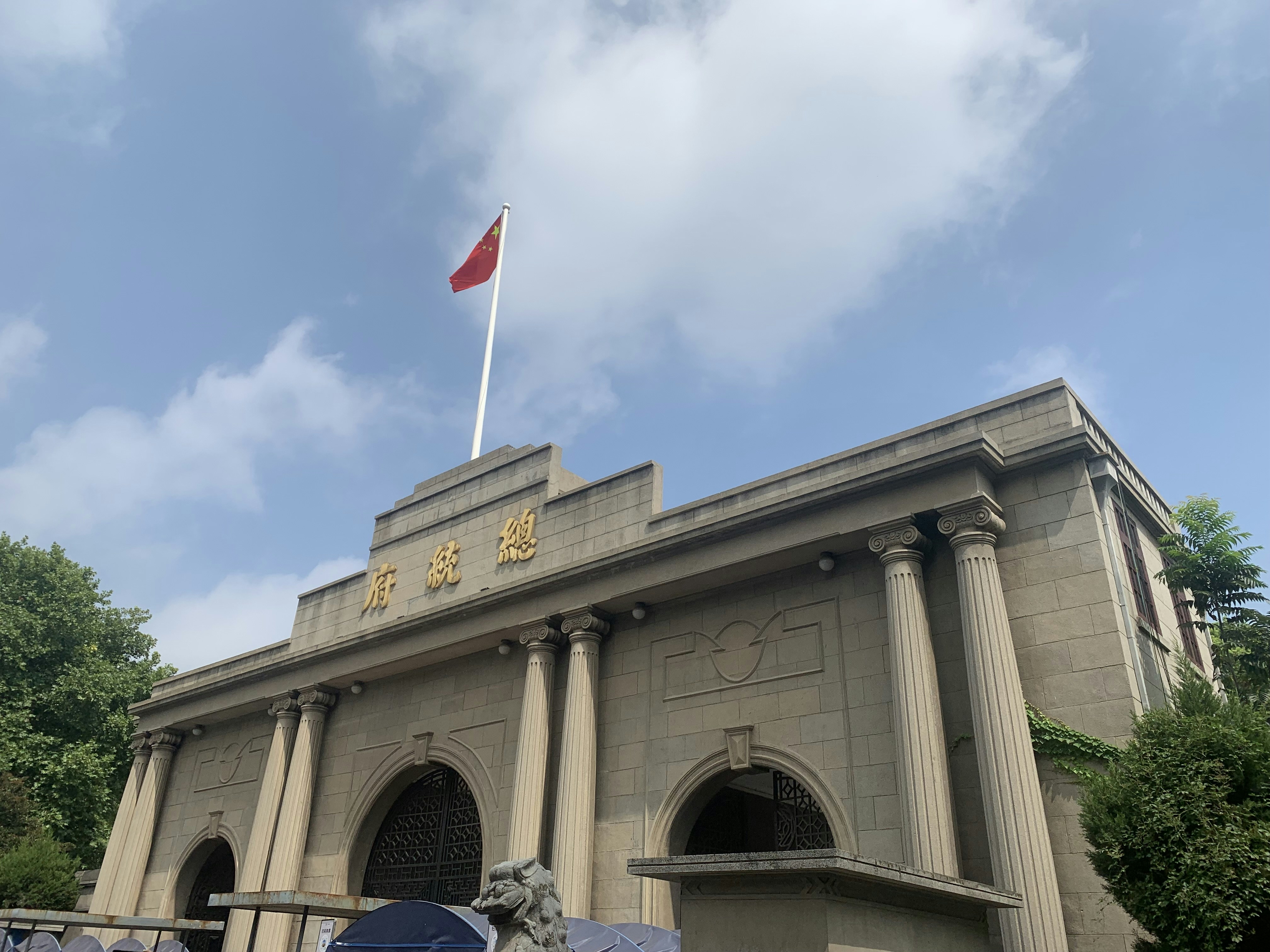 un gran edificio con una bandera en la parte superior